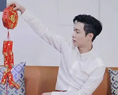 张艺兴被电子鞭炮吓到，当时张艺兴的反应是怎样的？