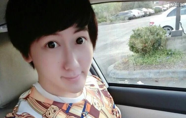 刘梓晨啃奶亚美只只 画面相当的令人作呕