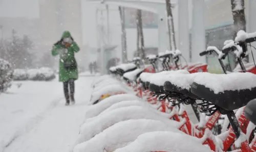 烟台的大雪有流浪地球即视感：狂风呼啸 地上冒白烟