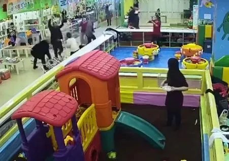 三男铁凳砸打母子，面对愤怒应如何抑制自己的情绪？