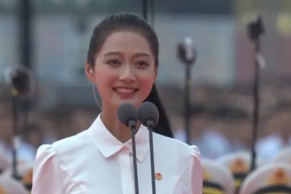 嘉兴女孩庆祝大会致献词，这位女孩有着怎样的背景？