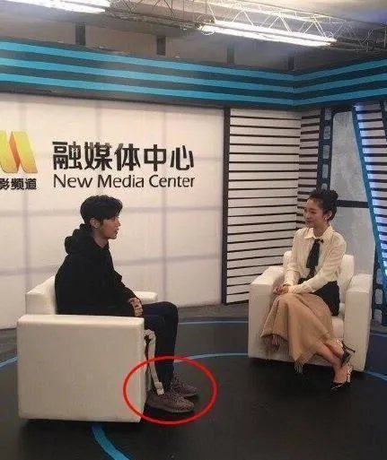 鹿晗关晓彤公布恋情后首次同框，他们的表现如何？