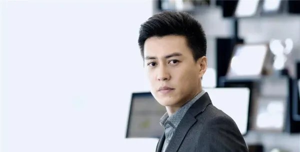 有网友在社交平台爆料自己吃火锅的时候偶遇男星靳东，他现在的状态怎么样？