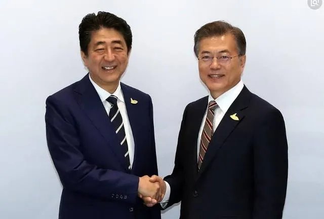 韩国公布慰安妇调查报告，文在寅对安倍应该采取什么态度？