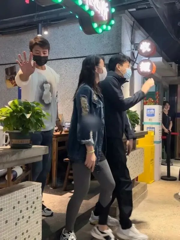 有网友在社交平台爆料自己吃火锅的时候偶遇男星靳东，他现在的状态怎么样？