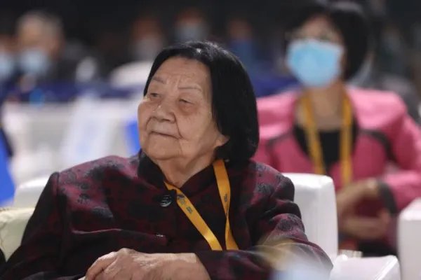 95岁女院士鼓励女性打破“玻璃天花板”，她的演讲戳中了哪些现实？