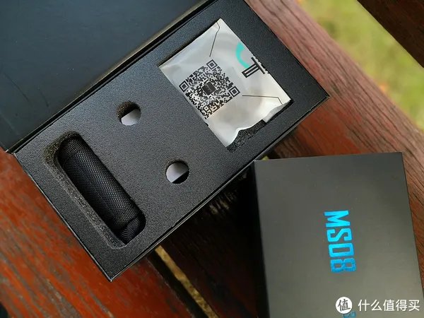 穿盔甲，入疆场，所向披靡。脱战袍，还本色，玉树临风。