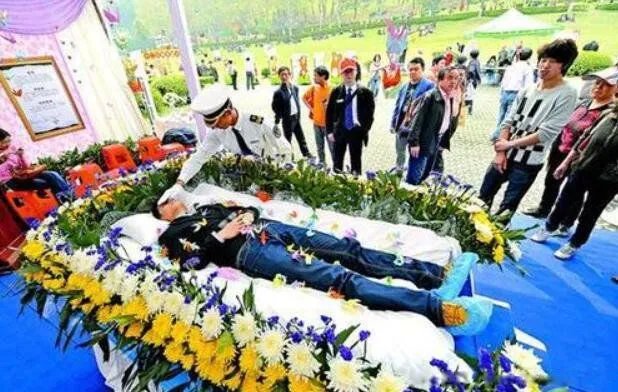 摸死去人的手不好吗 人死后不能摸死人手为什么