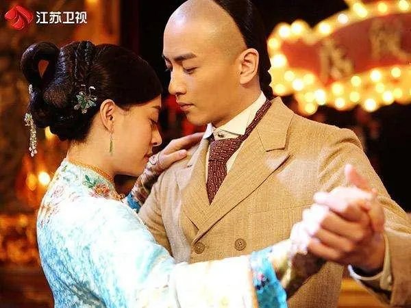 康卓文的结局如何？他和周莹在一起了吗？