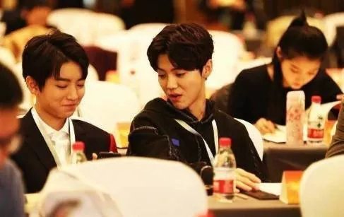 鹿晗关晓彤公布恋情后首次同框，他们的表现如何？