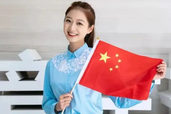 嘉兴女孩庆祝大会致献词，这位女孩有着怎样的背景？