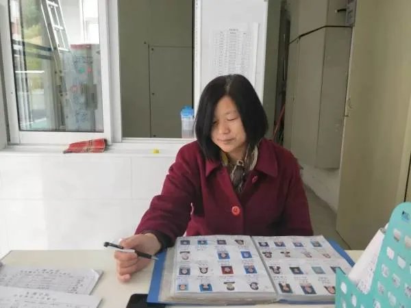 湖南衡阳一大学老师退休后当宿管17年，你如何看待这位教师的选择？