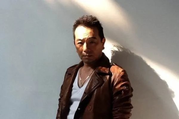 老戏骨直播卖货被质疑当场落泪