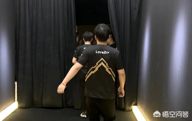 RNG首局击败了IG,LoveZrr团战打崩了Theshy,你怎么看?