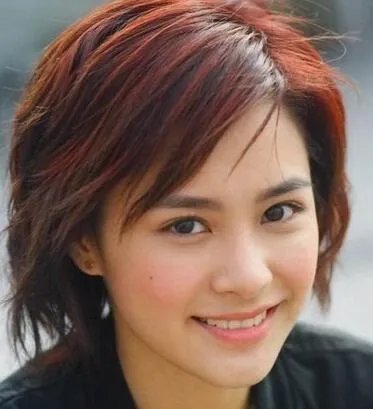 钟欣桐简历被公布   网传与小9岁男歌手胡鸿钧相恋