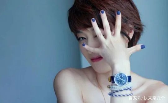 马伊琍街边抽烟毫无顾忌，女儿疑似坐身旁，你怎么看？