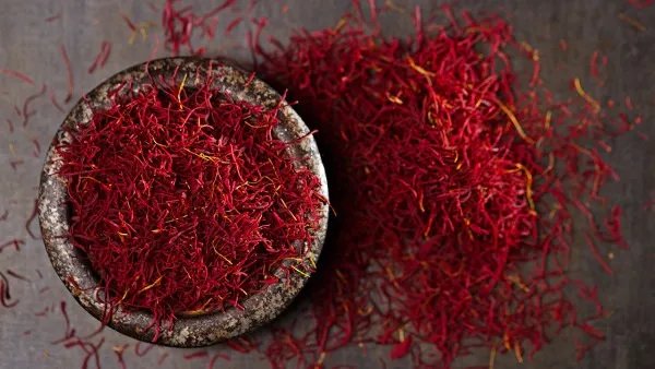 藏红花泡水喝的功效与作用有哪些？藏红花泡水有什么禁忌？