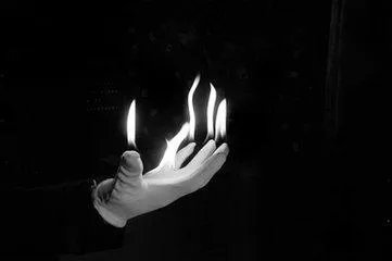 人体漂浮魔术是怎样做到的？