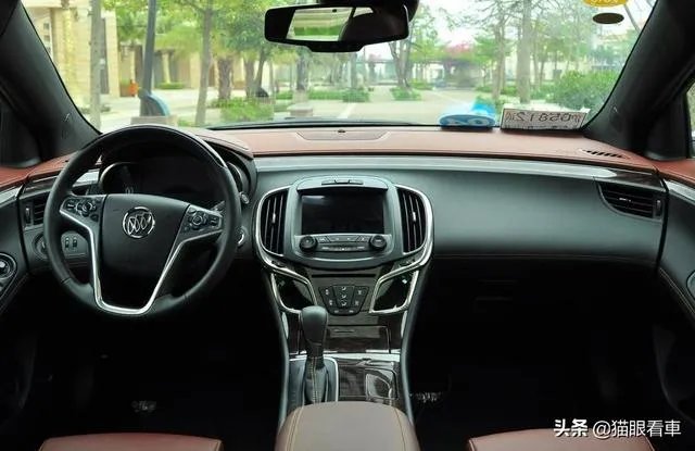 2013款的别克君越内饰,你认为放到如今属于什么档次?