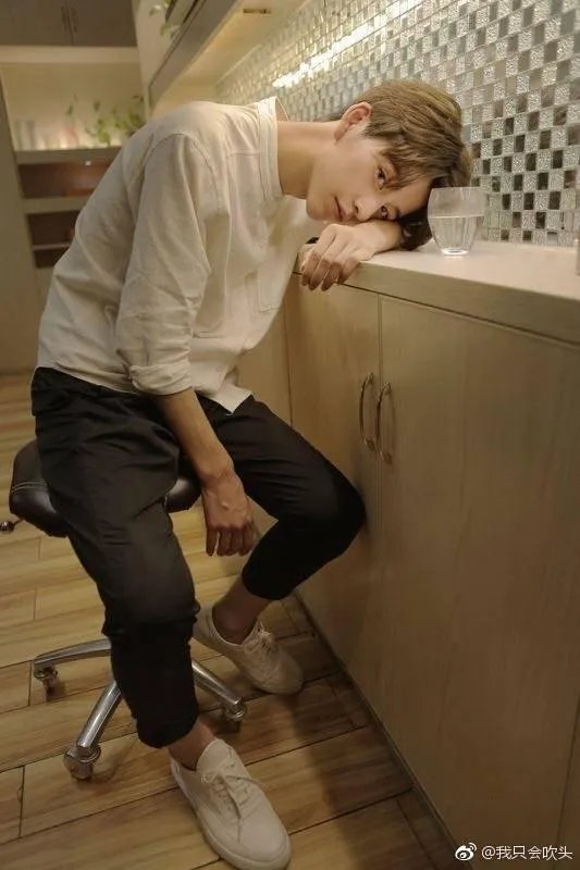 “我只会吹头”小哥火速走红，理发店小哥的正确打开方式应该是什么样子？