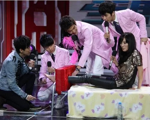 明星杨幂快乐大本营挠脚心了吗？ 大幂幂翻译官超市袭吻虐狗