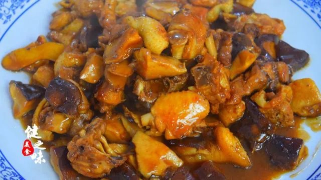 怎么做香菇木耳炒鸡肉？