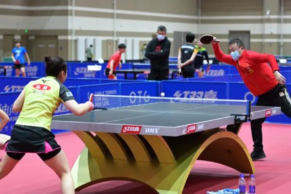 东京奥运乒乓球比赛不许手触球台或吹球，这个规定合理吗？