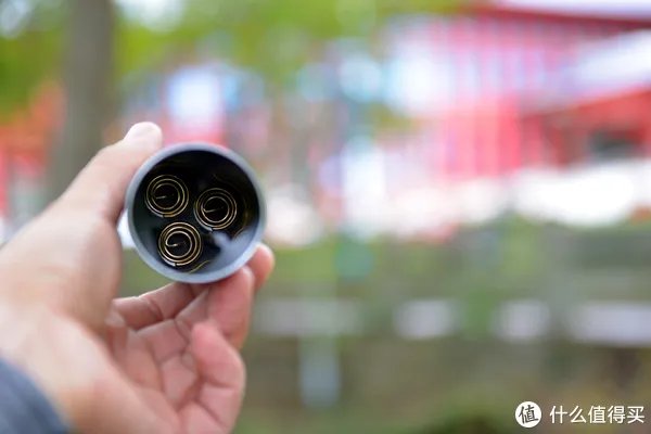 穿盔甲，入疆场，所向披靡。脱战袍，还本色，玉树临风。