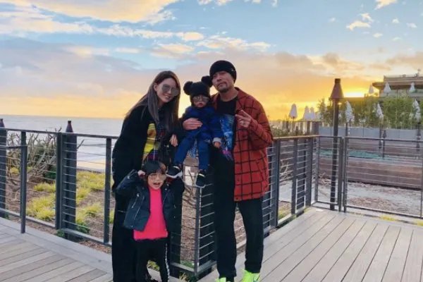 有哪些明星公布恋情的时候，微博崩了？