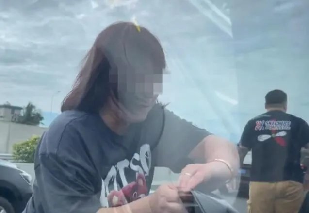 警方回应女子无牌上高速砸他人车辆 破坏车辆长达3分钟怒气也太大了