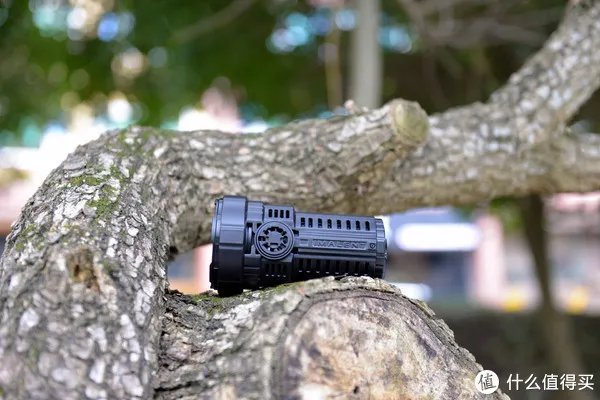 穿盔甲，入疆场，所向披靡。脱战袍，还本色，玉树临风。