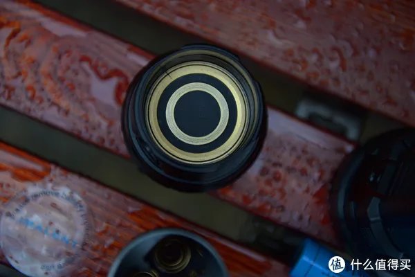 穿盔甲，入疆场，所向披靡。脱战袍，还本色，玉树临风。