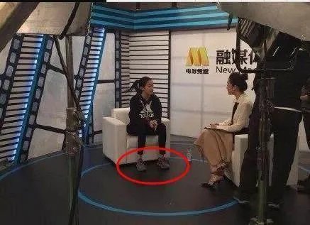 鹿晗关晓彤公布恋情后首次同框，他们的表现如何？