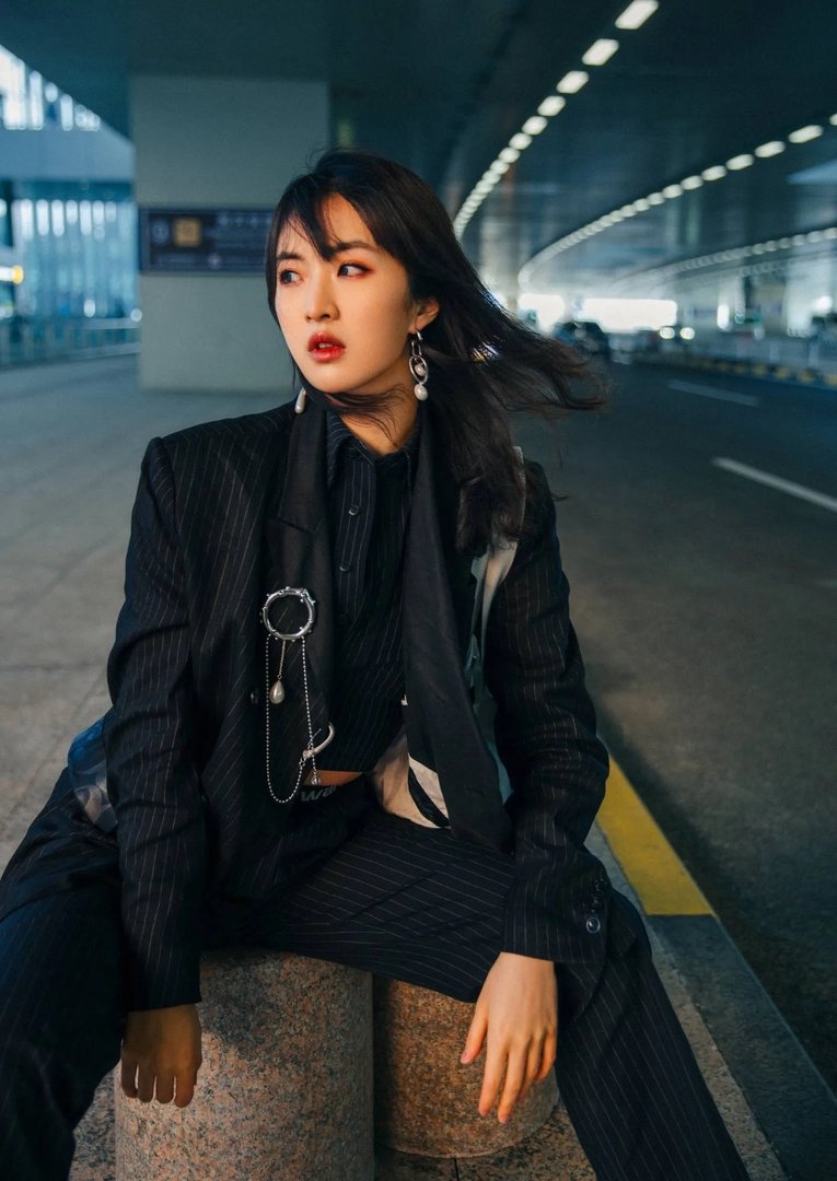 姚安娜p跳舞表情包回应，你觉得姚安娜怎么样？