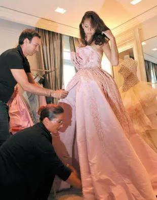 Ariel HO-KJAER的年纪最小跳开场舞