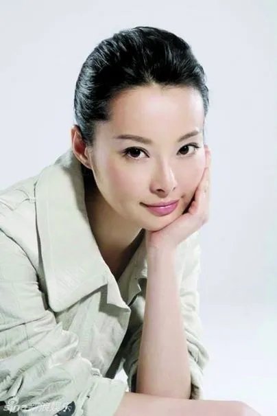 袁立性感照成功抢镜 丁字裤一览无余