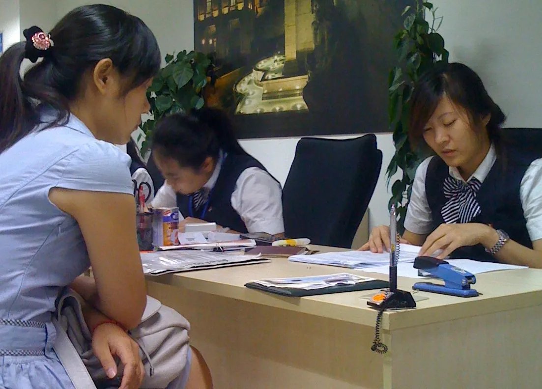 签证中心被曝光乱收费，为什么用户大都选择了忍让？