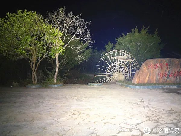 穿盔甲，入疆场，所向披靡。脱战袍，还本色，玉树临风。