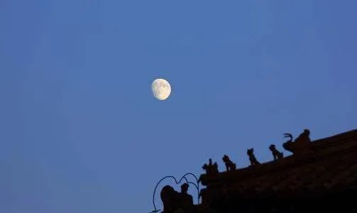 月亮旁边那个最亮的星星叫什么名字？