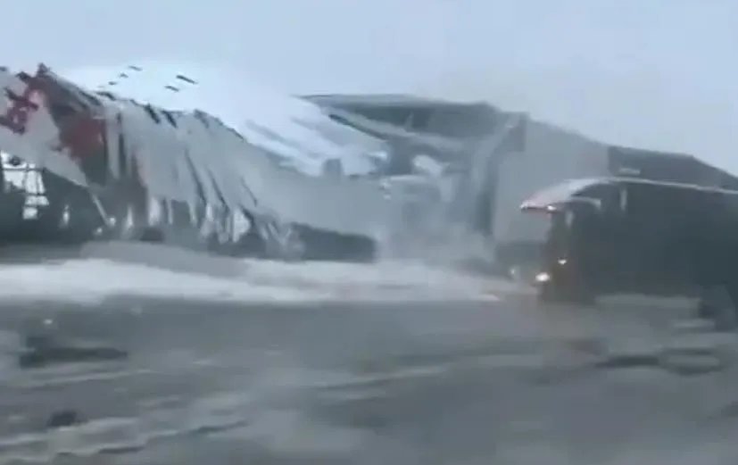 郑州大雪多个仓库倒塌损失惨重 正在救援中