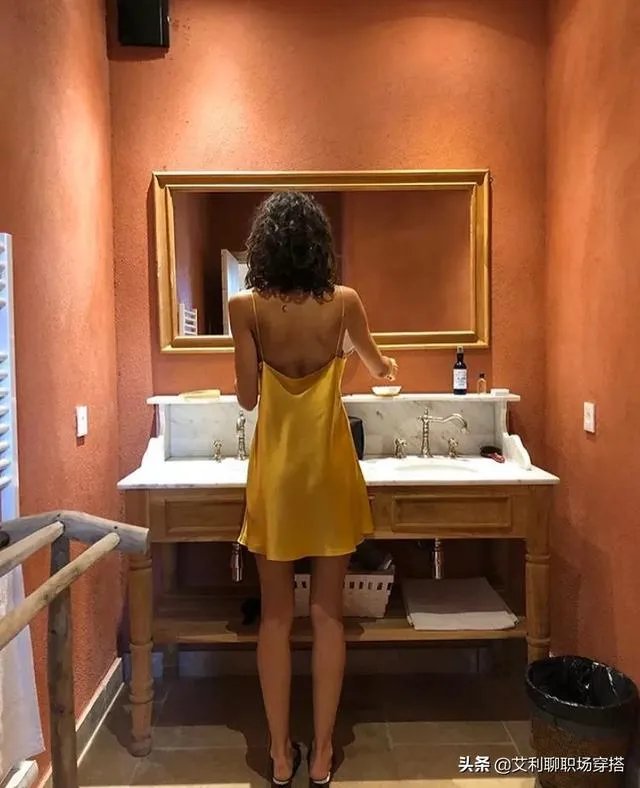 “淡黄色的长裙，蓬松的头发”都有哪些时尚穿法？