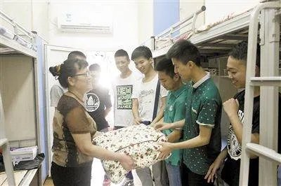 湖南衡阳一大学老师退休后当宿管17年，你如何看待这位教师的选择？