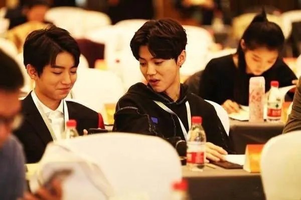 鹿晗关晓彤公布恋情后首次同框，他们的表现如何？