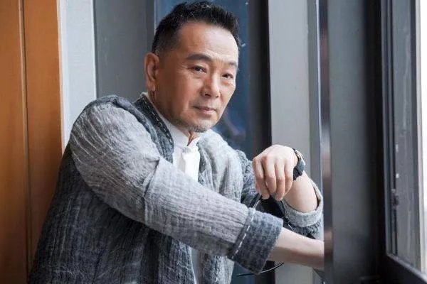 老戏骨直播卖货被质疑当场落泪