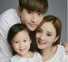 李小璐陪甜馨海边游玩，前夫贾乃亮疑同行，他们复合了吗？