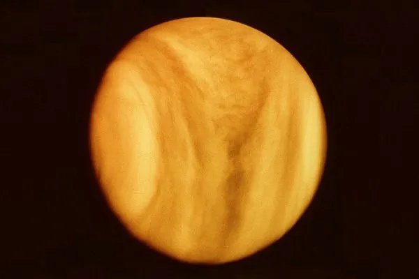 月亮旁边那个最亮的星星叫什么名字？