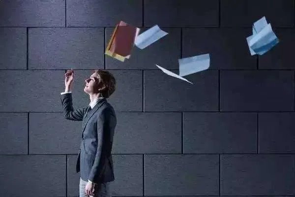 放假被喊去加班当场辞职，这种做法值得赞赏吗？