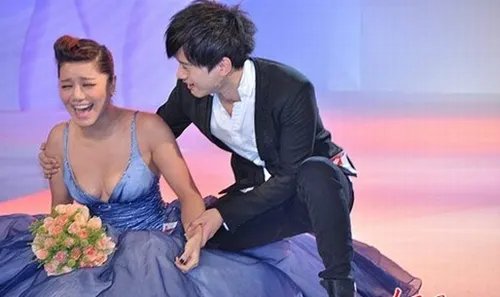 李菲儿裙子掉了 裙子滑落走光太尴尬了