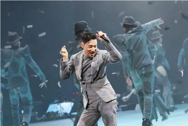 她来听我的演唱会歌词是什么？