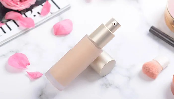 粉饼和粉底液的区别 粉饼和粉底液有什么区别